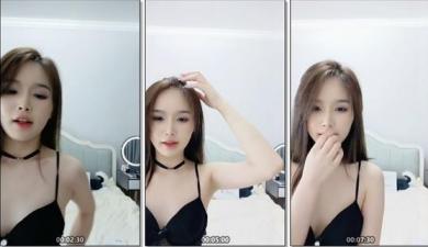 顶级模特身材妹子挑逗狼友，三点全露展现极品美鲍鱼 海报