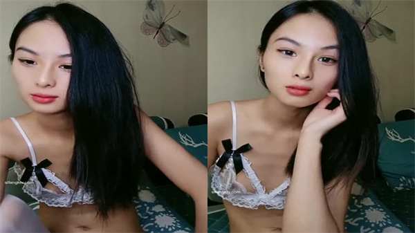 白丝贫乳痴女主动口交伺候，狼友激情上位骑乘操 海报