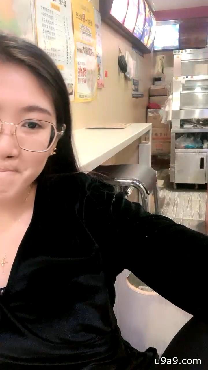 炸鸡店老板娘深夜偷开直播！厨房揉捏骚奶露点，脱裤掰开湿穴任狼友指挥玩弄，刺激喷水！ 海报