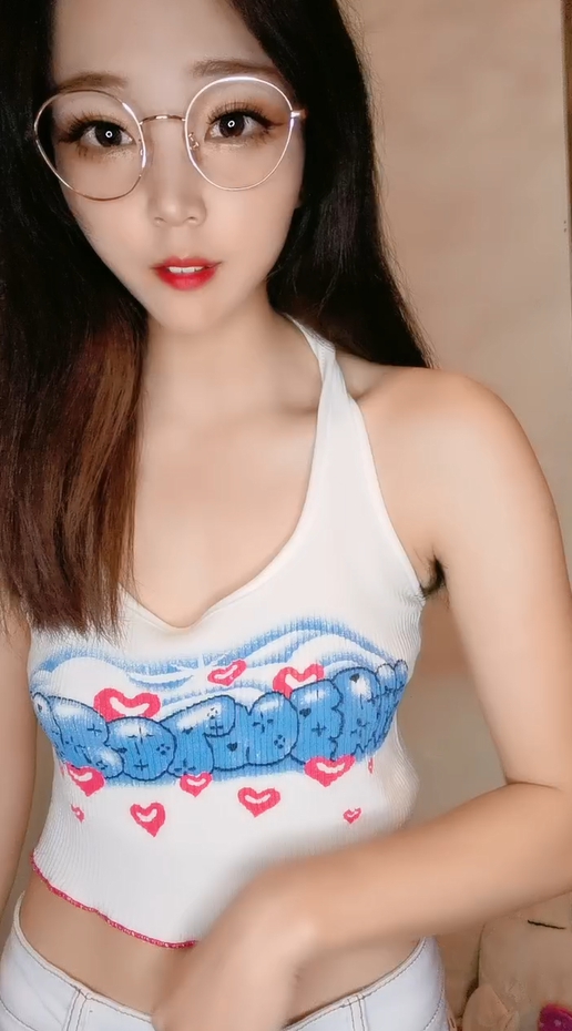 眼镜红唇新人骚货！齐逼短裤扭腰诱惑，掰开浓密黑森林，粉嫩嫩小穴收缩特写清晰可见！ 海报