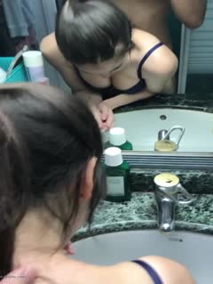 淫荡情侣厕所浴台站立后入抽插 气氛很不错. 海报