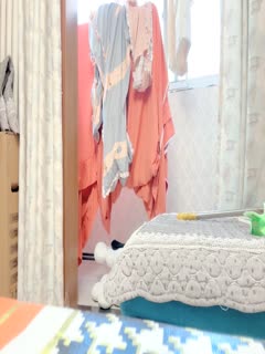 做完饭给大家秀一秀撩起衣服一对豪乳，又白又大超诱惑_... 海报