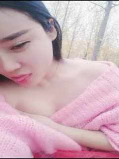 【野战】非常骚的高颜值漂亮女主播和搭档开车去小树林各种虐小B 海报