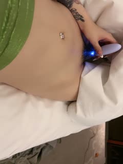 一脸呆萌网红女神！小尺度福利一波！撩起衣服揉捏柰子，多毛骚逼按摩器震动... 海报