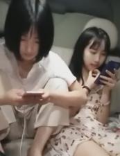 一男两女在车里呆了三个小时，他们都做了些什么？. 海报