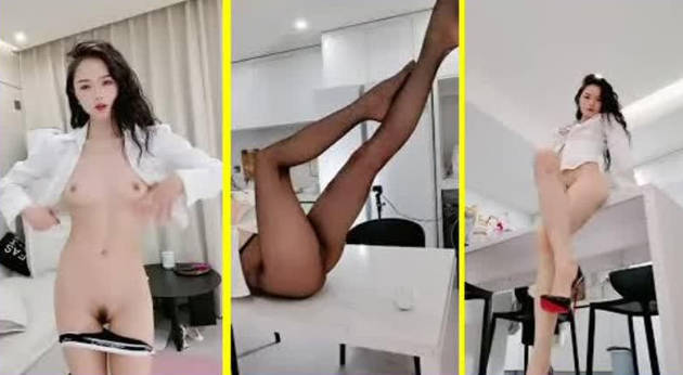 魅力气质颜值于一身的极品御姐诱惑，一字马才艺丝袜高跟情趣装，旁边还有好大哥帮忙抠逼，道具抽插呻吟可射 海报