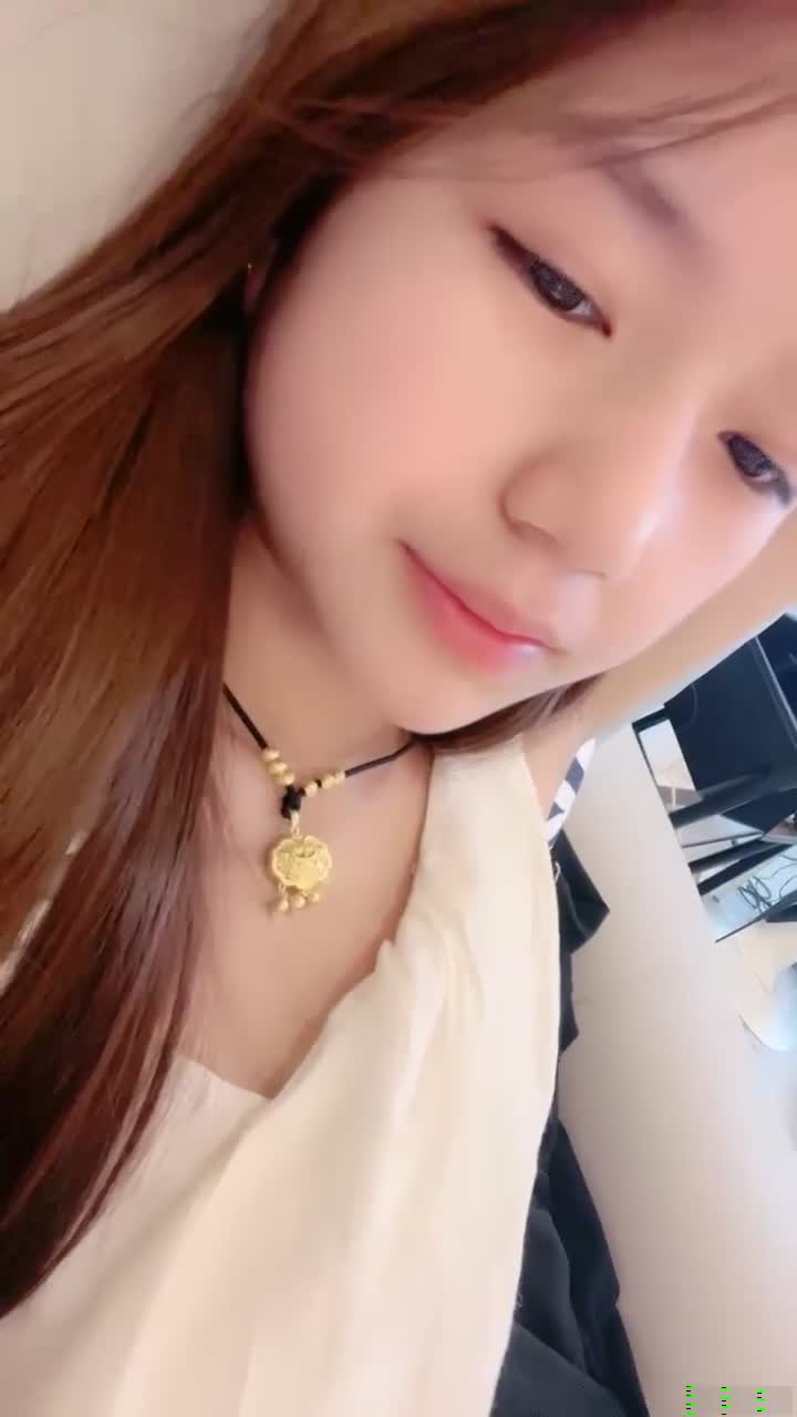 嫩嫩甜美少女，较小身材，极品美穴，手指放在下面抽插，揉搓肥穴，低低呻吟，让人欲罢不能 海报