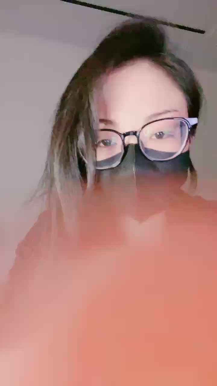 二零二四年四月二十七号_孤独的女孩不开心 海报