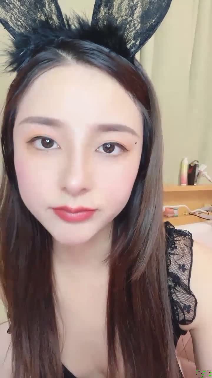 ❤️❤️白虎美穴尤物女神，超级嫩，震动棒自己玩，搞的想要了，双腿翘起炮友操，搞的高潮喷水浪叫 海报