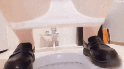 【肉丝三寸萝莉】网红美少女男厕偷尿自慰！粉穴淫插娇喘喷水大胆露出！ 海报